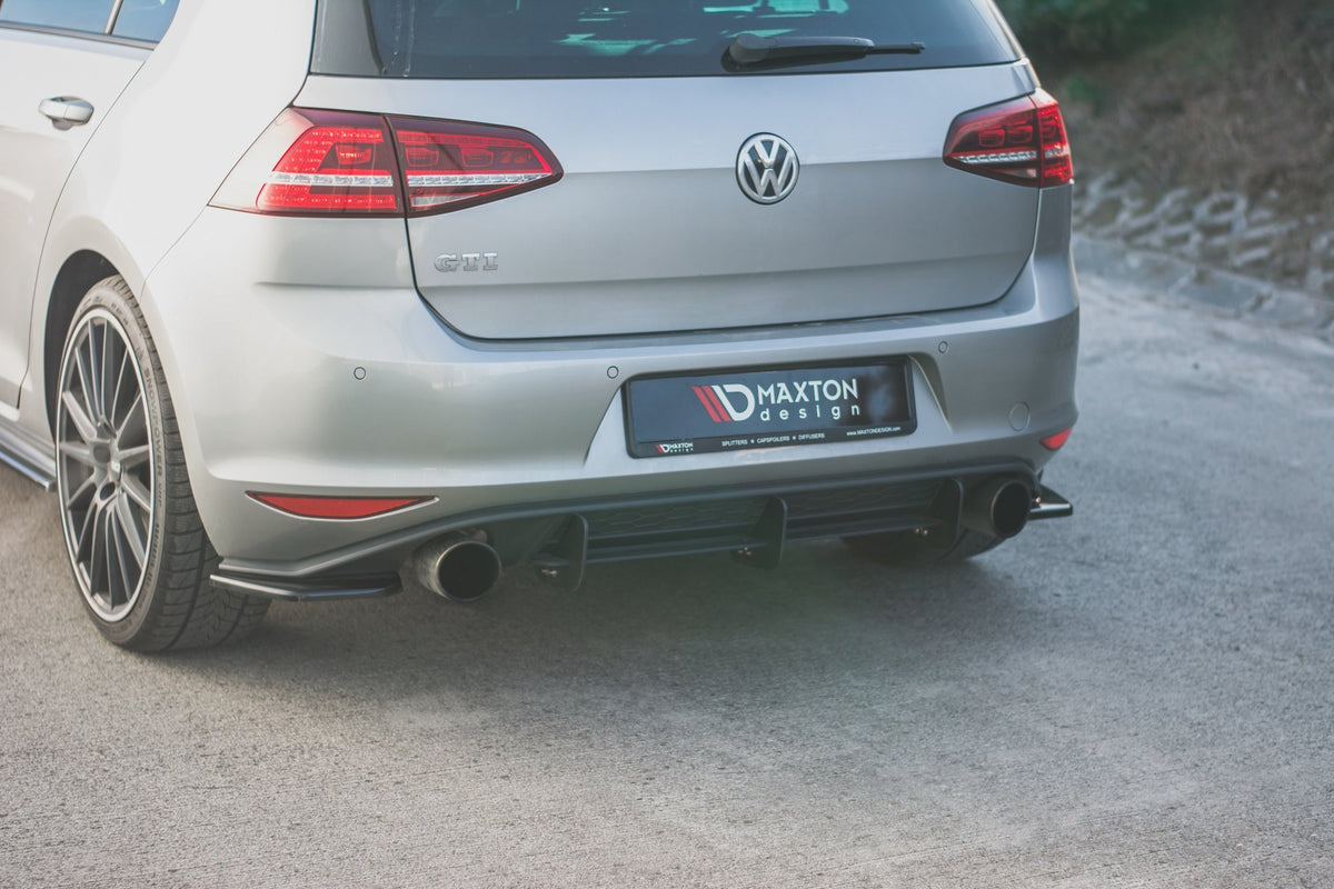 Nærbilde av bakre sideflap V.2 med hvit stripe for VW Golf 7 GTI