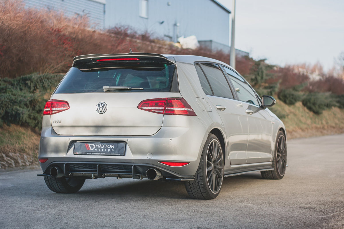 Sideflaps bak VW Golf 7 GTI sett ovenfra med strukturert sort overflate