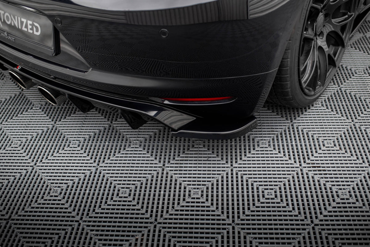 Bakre sideflaps V.2 for VW Scirocco Mk3 i sort ABS-plast, sett ovenfra