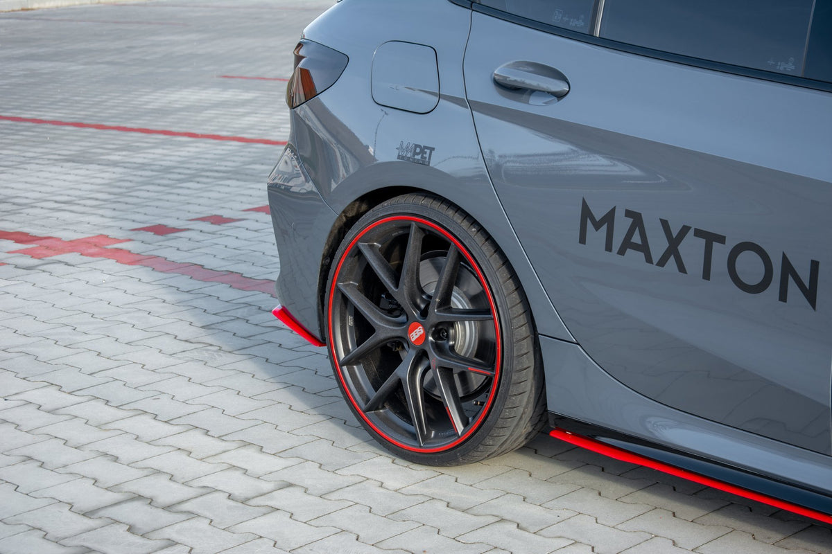 M-Maxton sideflaps bak V.2 rød til BMW F40 M-Pakke – frontvisning