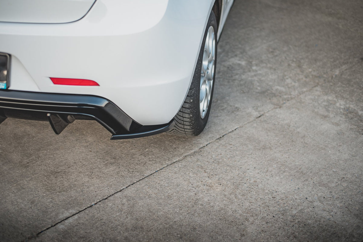 Sideflaps bak V.3 til Alfa Romeo Giulietta i sort finish sett ovenfra