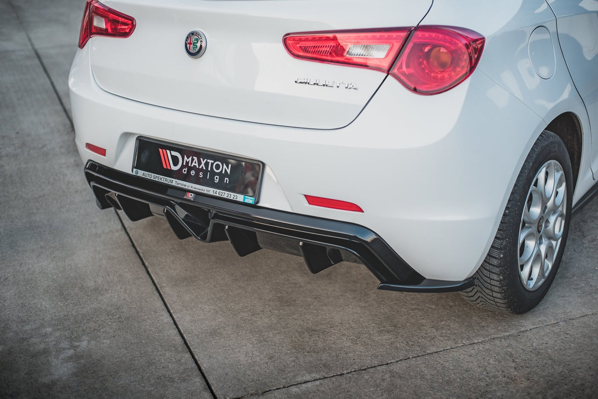 Maxton Design sideflaps bak for Alfa Romeo Giulietta vist fra skrå vinkel