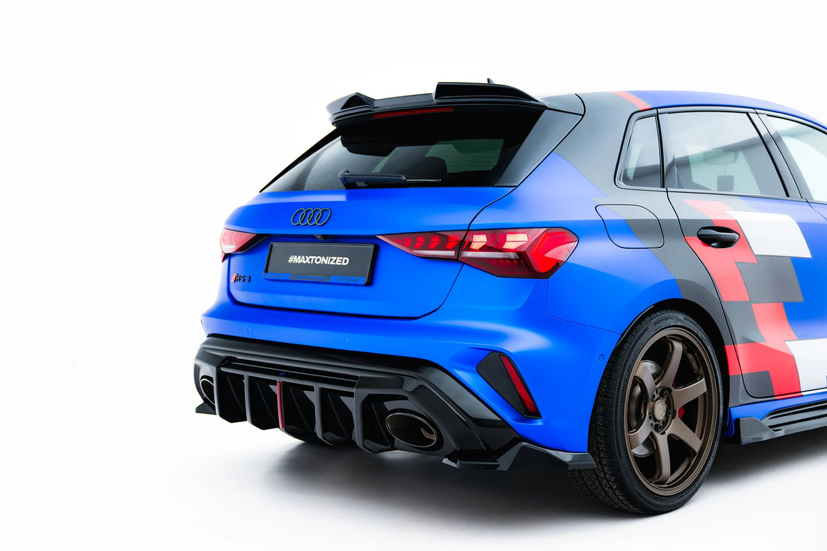 Venstre sidesplitter bak montert på Audi RS3 Sportback 8Y Facelift