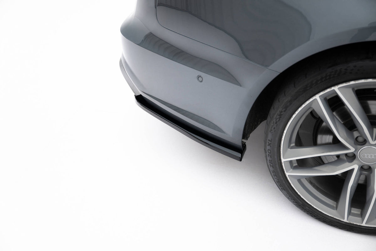 Nærbilde av sideflap bak i strukturert svart ABS-plast for Audi A6 S-Line C7 FL