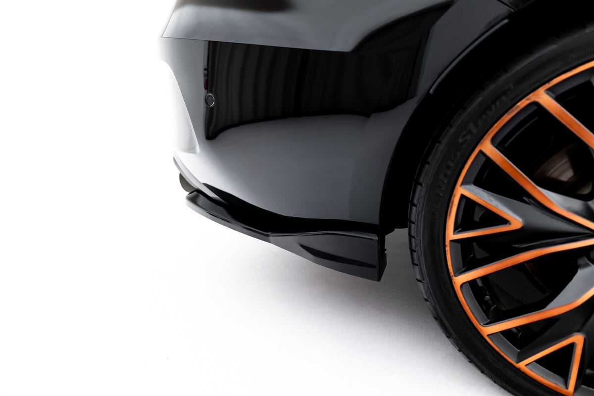 Nærbilde av bakre sidesplitter i Gloss Black for Cupra Leon ST