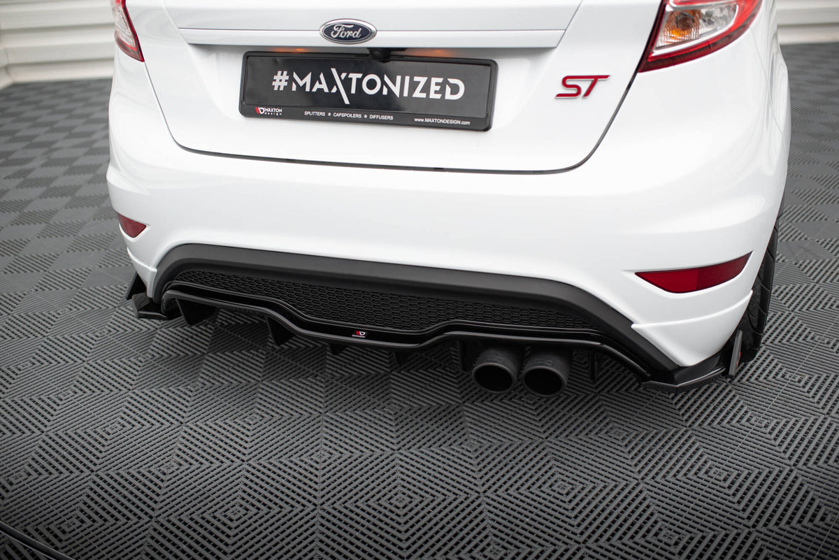 Maxton Design bakre sideskjørt V.3 i sort ABS-plast for Fiesta ST, sett fra skrå vinkel