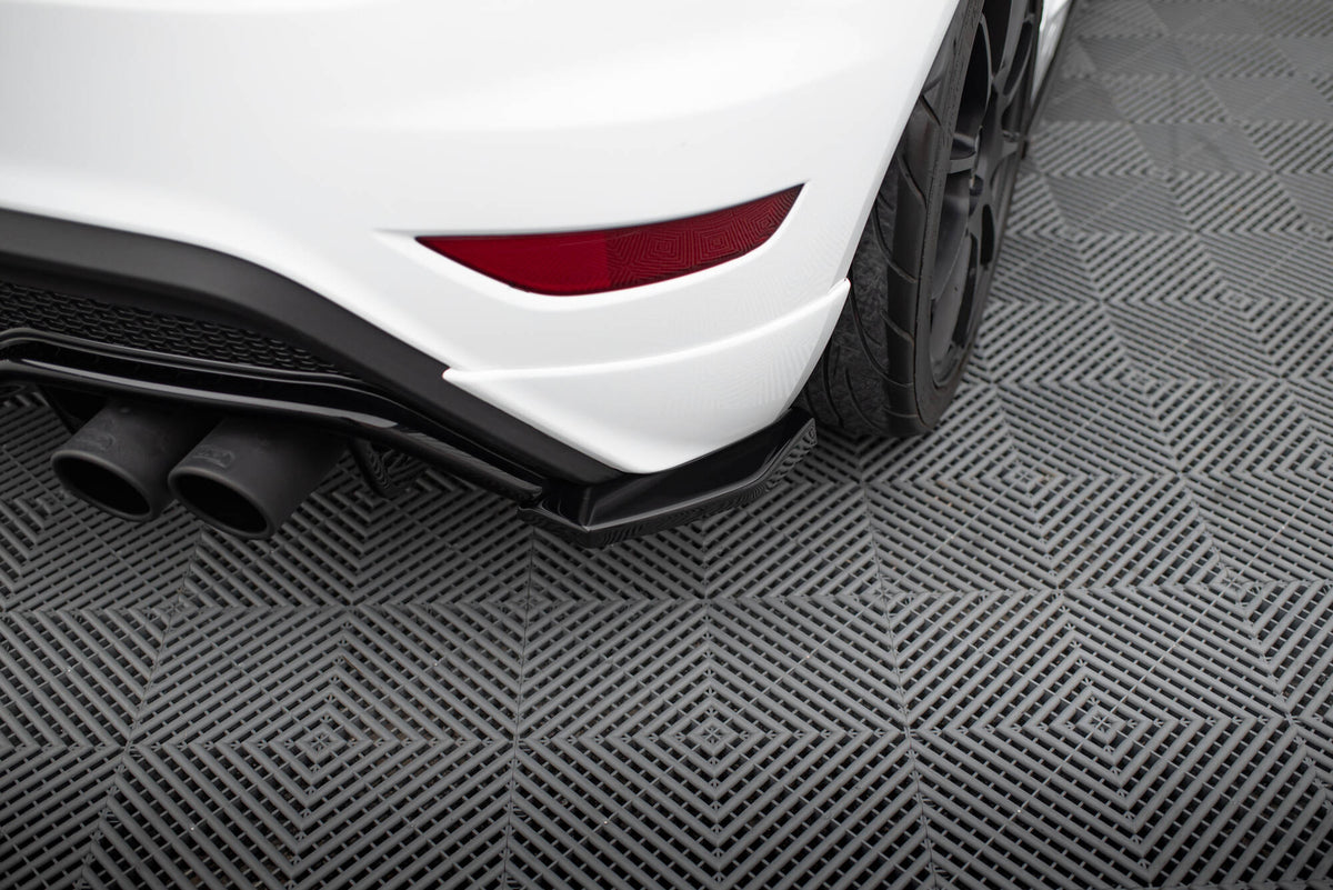 Bakre sideflaps V.3 til Ford Fiesta ST Mk7 Facelift i sort ABS-plast sett ovenfra