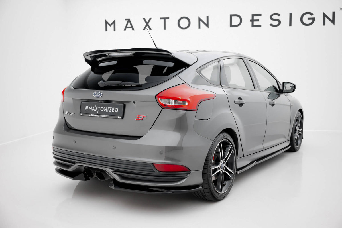 Bakre sidesplittere V.3 montert på Ford Focus ST MK3 Facelift, skrå vinkel bakfra