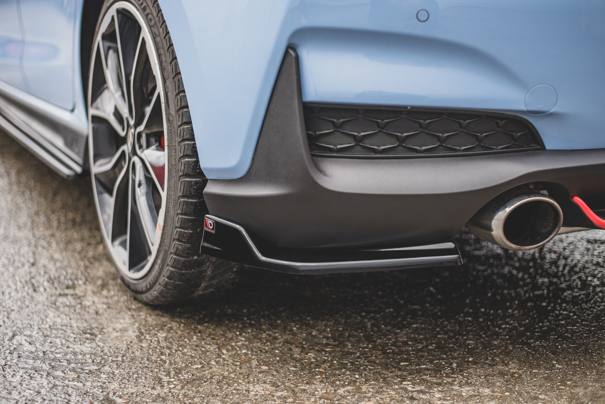Sort sideflap i ABS-plast for Hyundai i30 N Hatchback i nærbilde