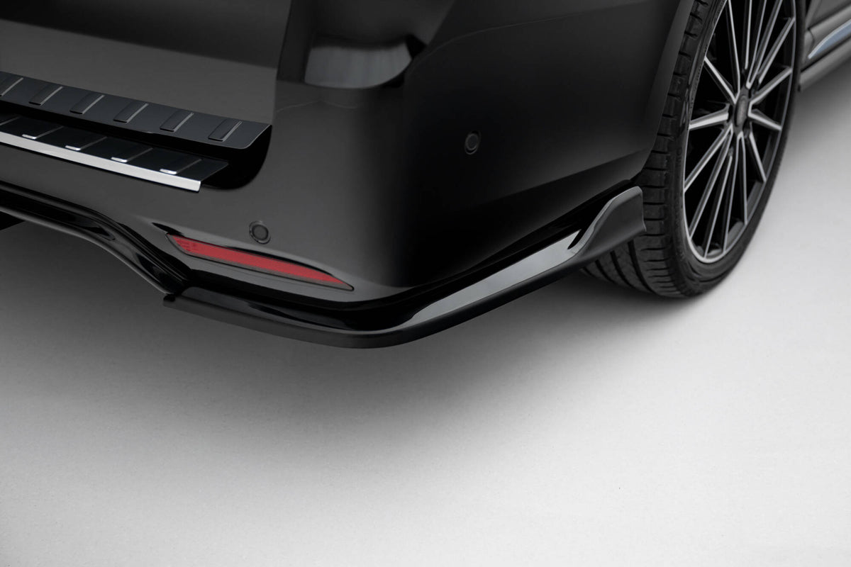 Sideflaps bak V.3 til Mercedes V-Class AMG-Line W447 Facelift 2, vist i sort finish forfra