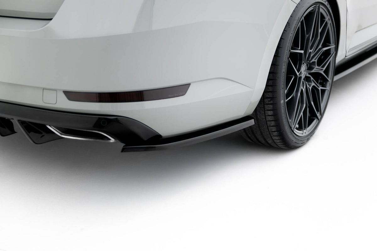 Sideflaps bak V.3 til Skoda Superb MK3 fra Maxton Design, skrå vinkel bakfra