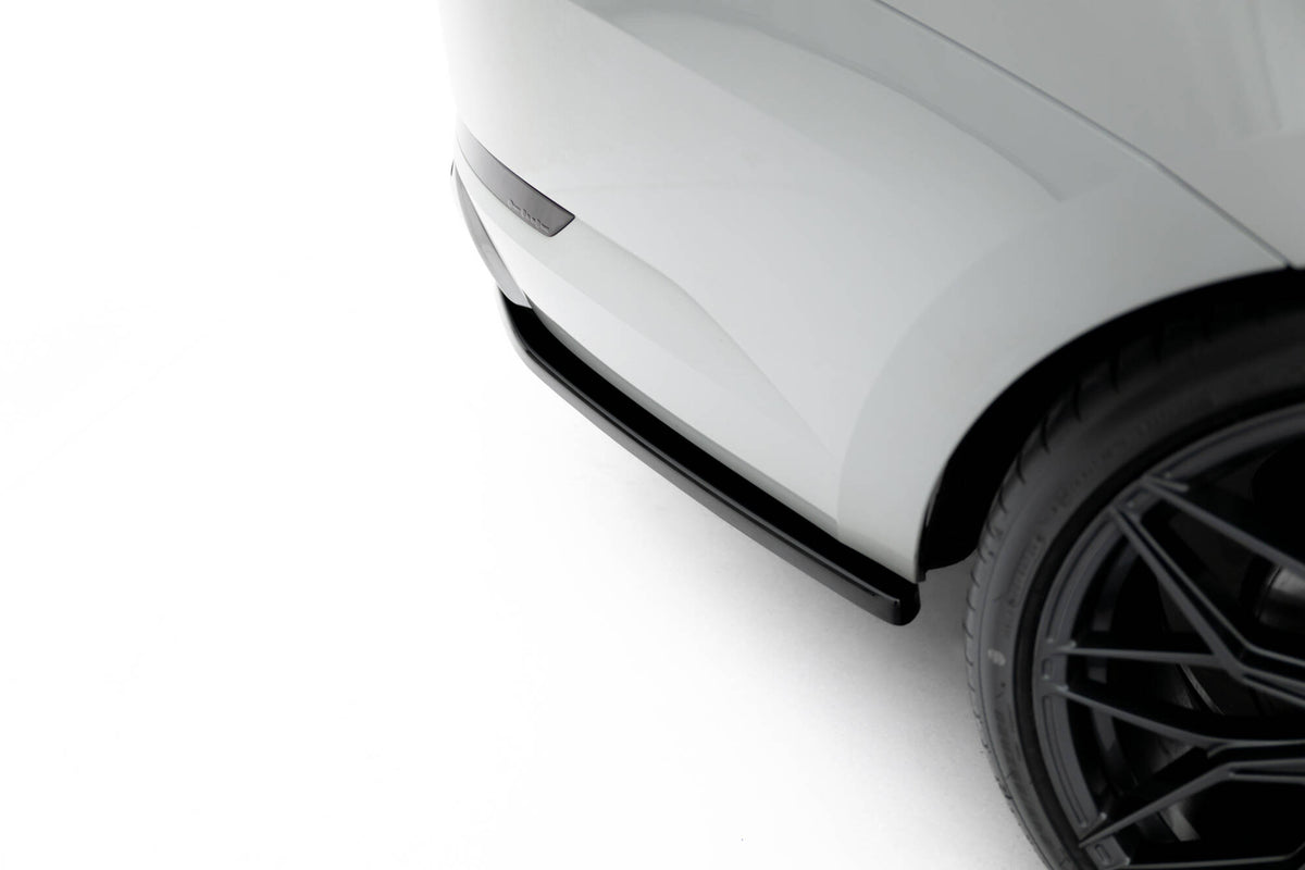 Sideflaps bak montert på Skoda Superb Combi MK3, sett rett bakfra