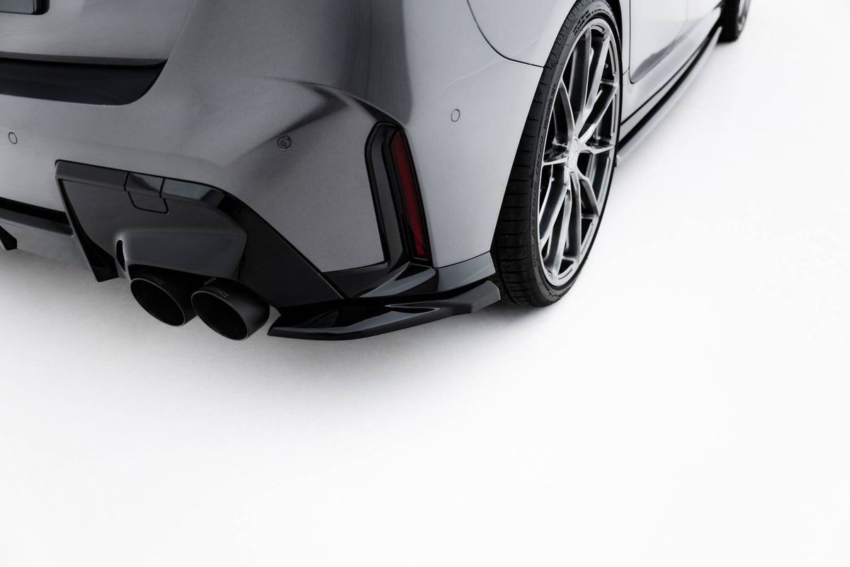 Sideflaps bak V.4 montert på BMW M135I F70 i sort ABS-plast