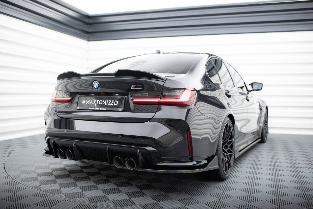 Bakre sidesplittere fra Maxton Design montert på BMW M3 G80 sett fra skrå vinkel
