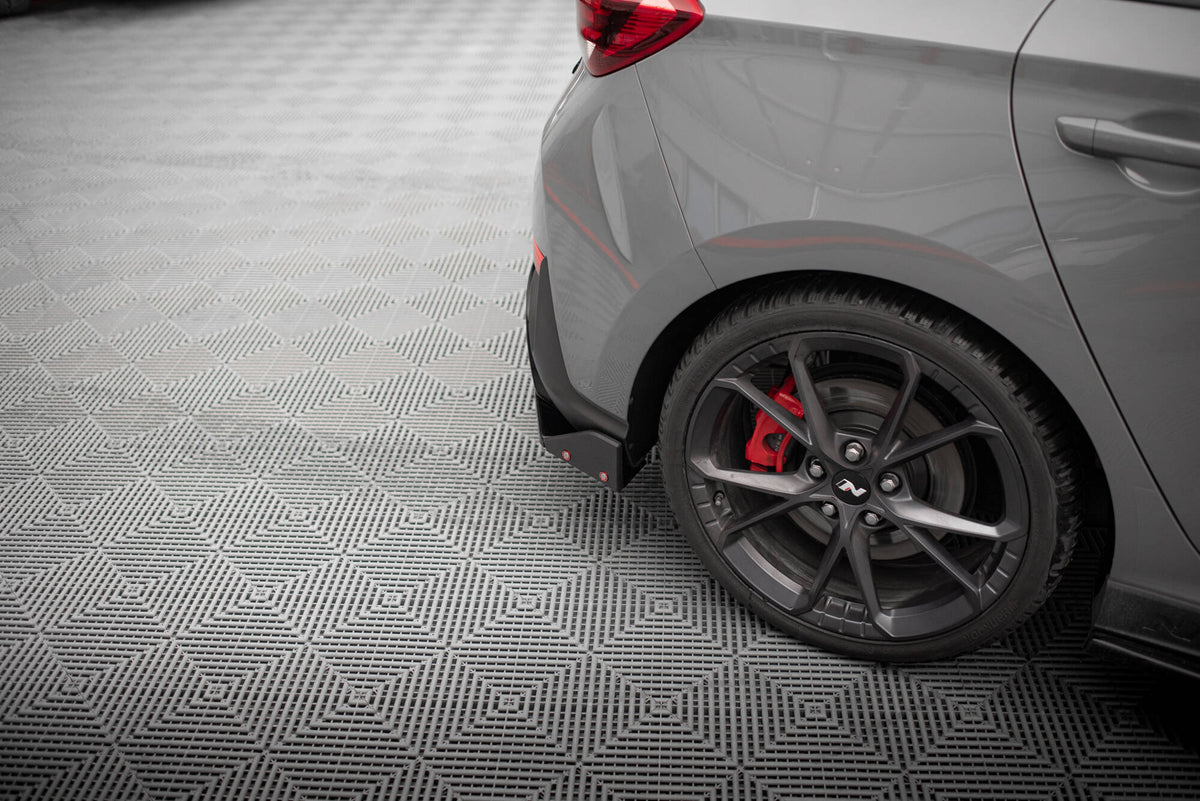 Sidesplittere bak montert på Hyundai I30 N Hatchback MK3 Facelift i skrå vinkel