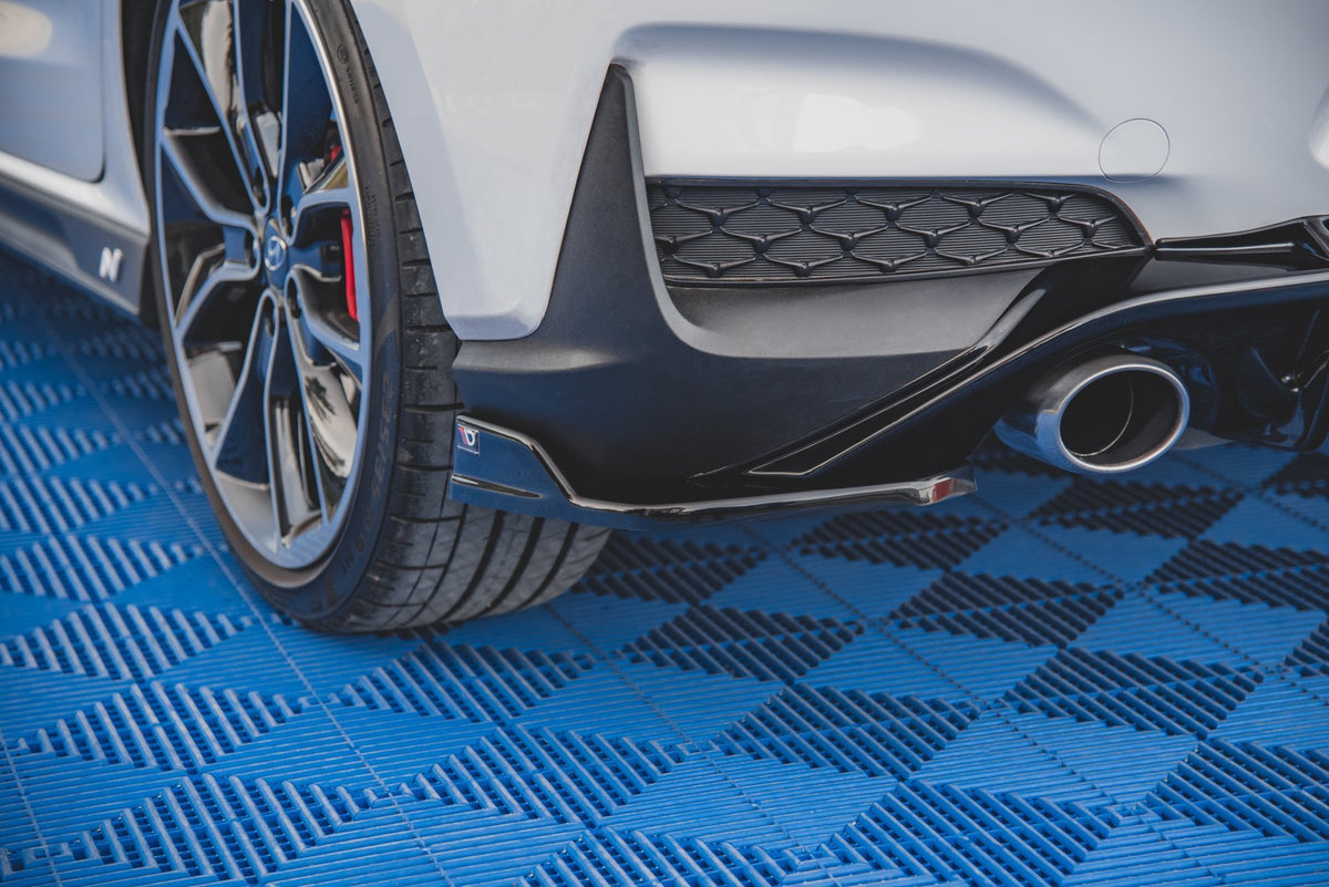 Sideflaps bak V.4 for Hyundai i30 N MK3 Hatchback i strukturert svart, sett ovenfra