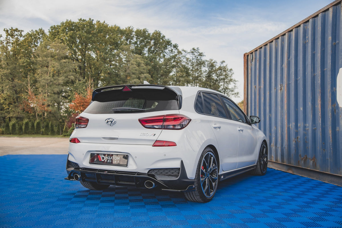 Detaljbilde av overflaten på bakre sideflaps V.4 i sort ABS-plast for i30 N