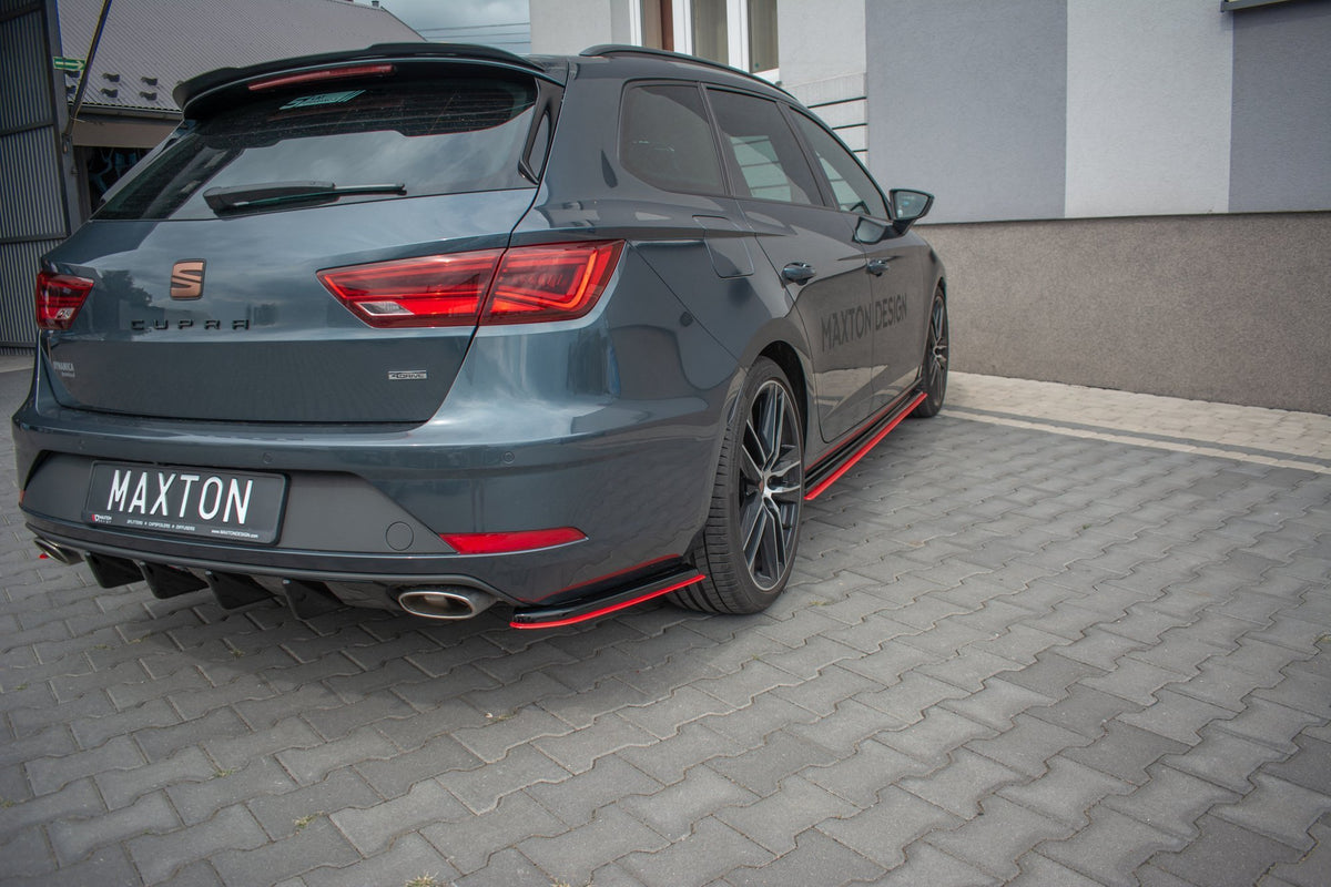 Nærbilde av bakre sideflap i sort ABS-plast for Seat Leon Cupra MK3
