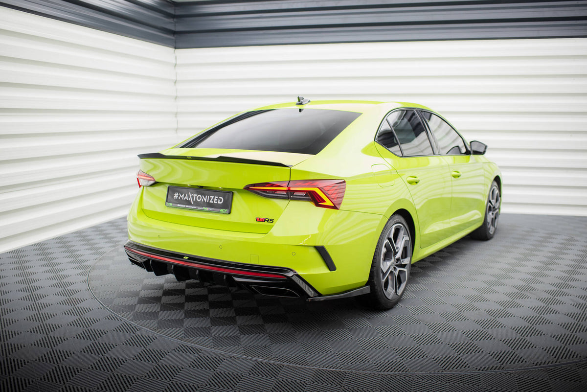 Sideflaps bak montert på Skoda Octavia RS MK4 sett fra skrå vinkel bakfra