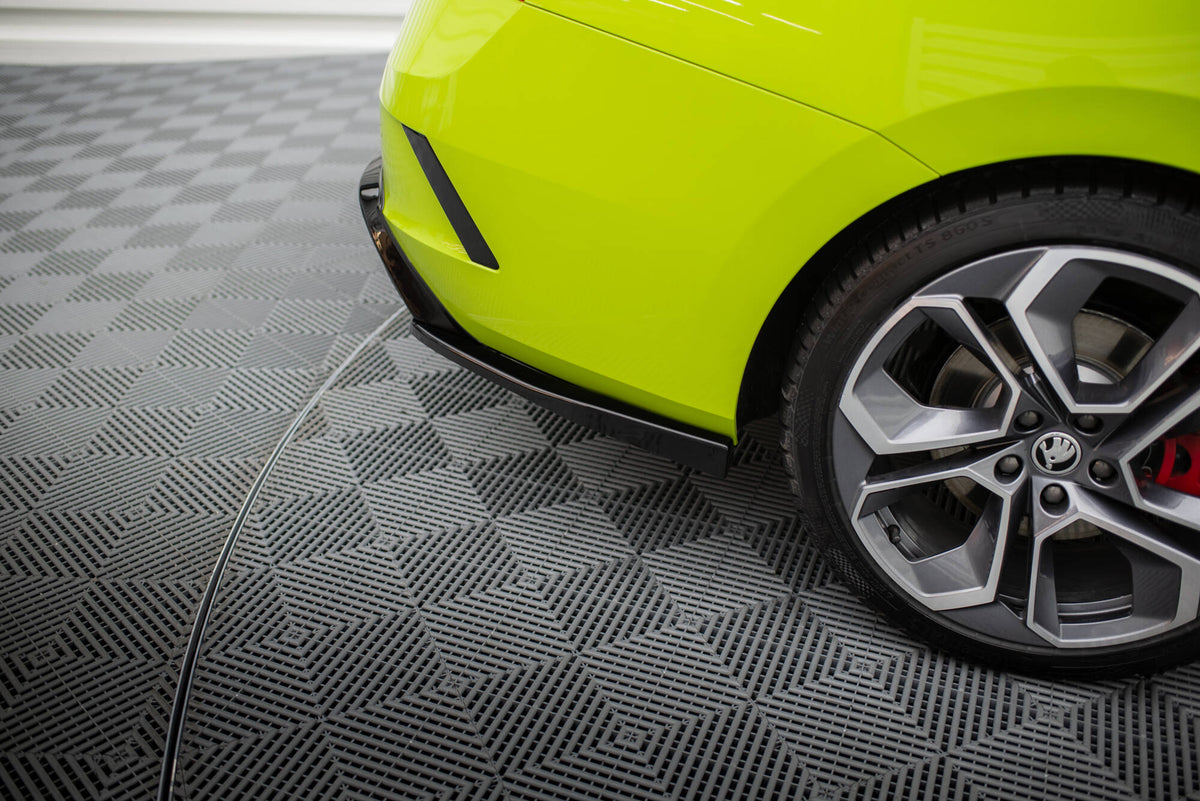 Maxton bakre sideflaps V.4 til Octavia RS MK4 vist med medfølgende festemateriell