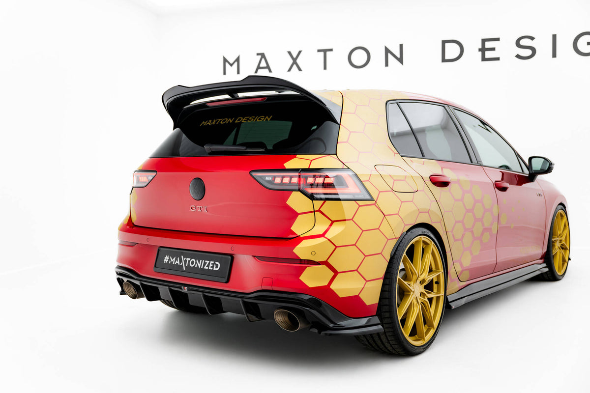 Sideflaps bak V.4 for VW Golf 8 GTI Clubsport / GTI Facelift sett skrått bakfra