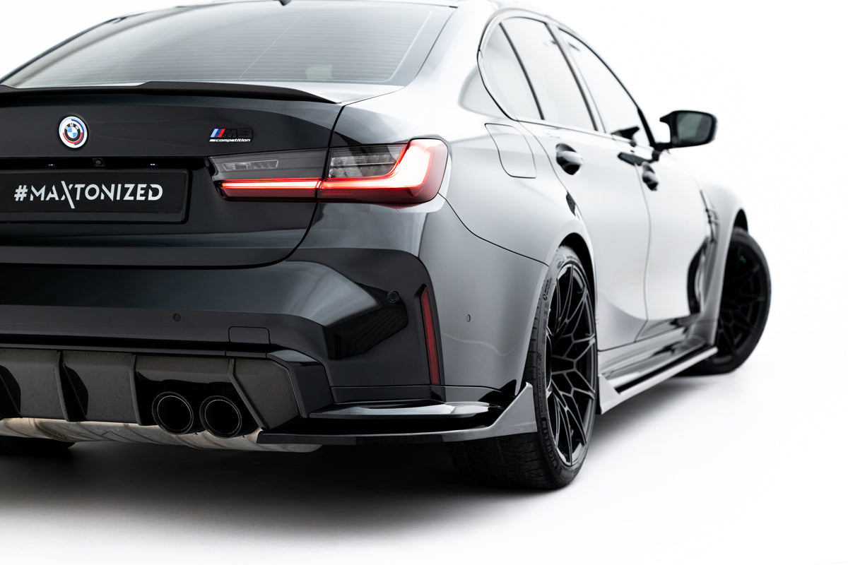 Nærbilde av ABS-overflaten på bakre sideflap til BMW M3 G81