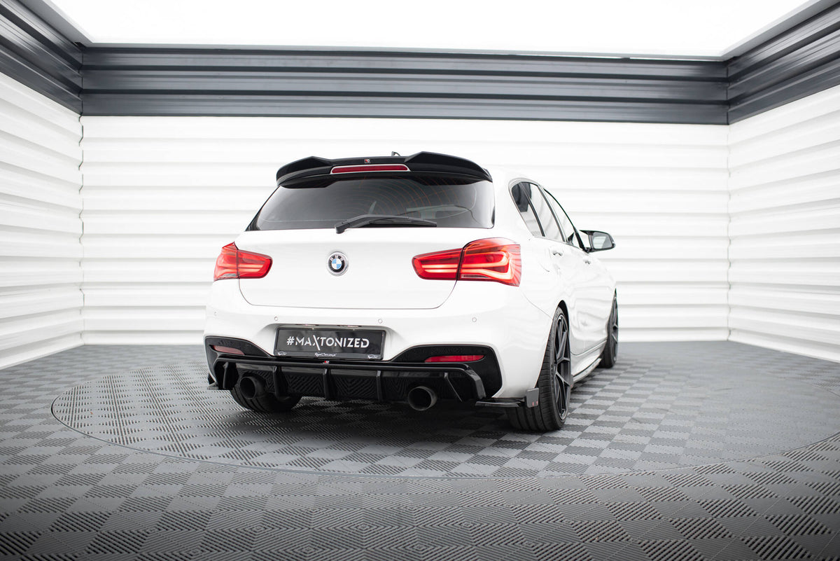 Nærbilde av V.5 bakre sideflap for BMW M140I F20 Facelift med presis passform mot støtfanger