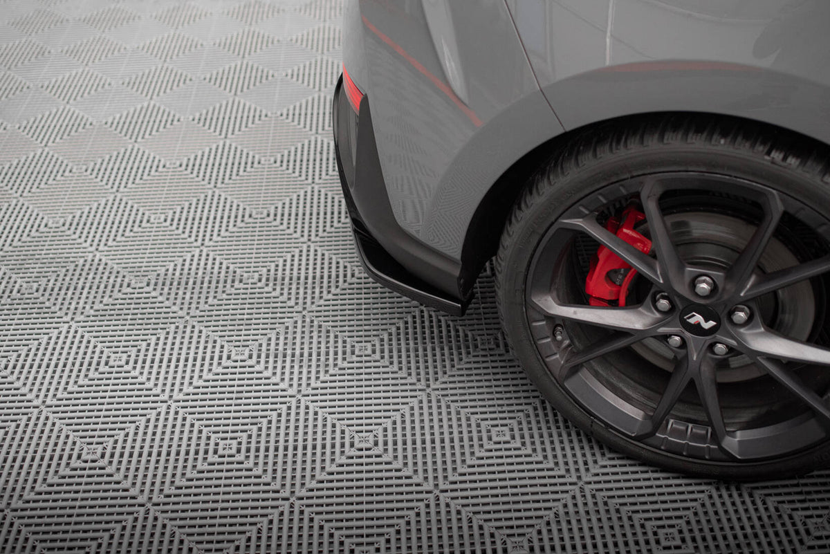 Sideflap bak montert på Hyundai i30 N Hatchback MK3 Facelift i nærbilde