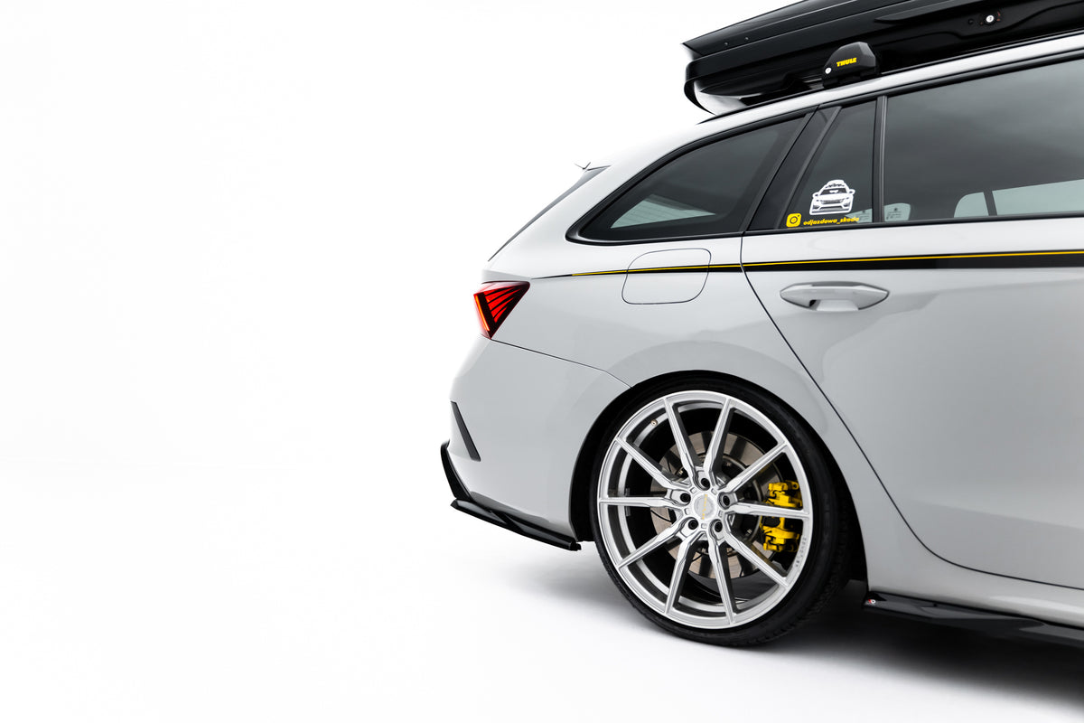 Detalj av glossblank svart finish på sidesplittere bak til Octavia RS Mk4