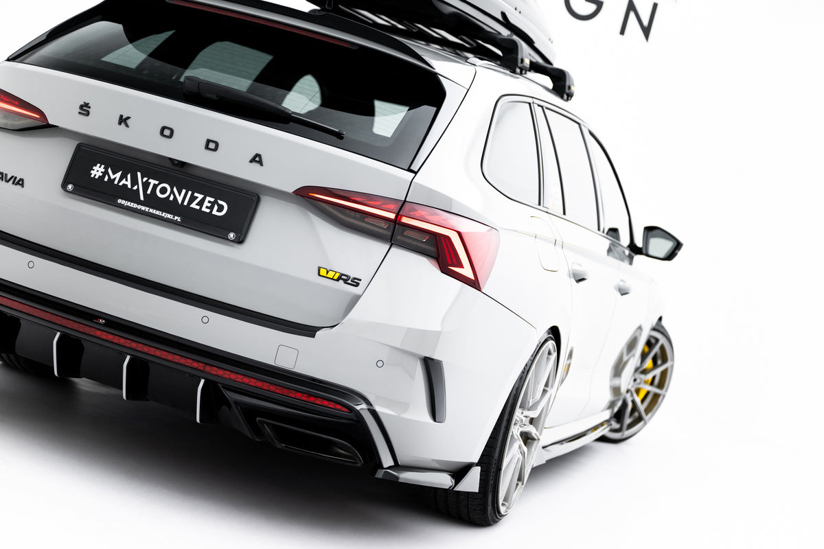 Sideflaps bak V.8 til Skoda Octavia RS MK4 i svart ABS-plast, produktbilde forfra