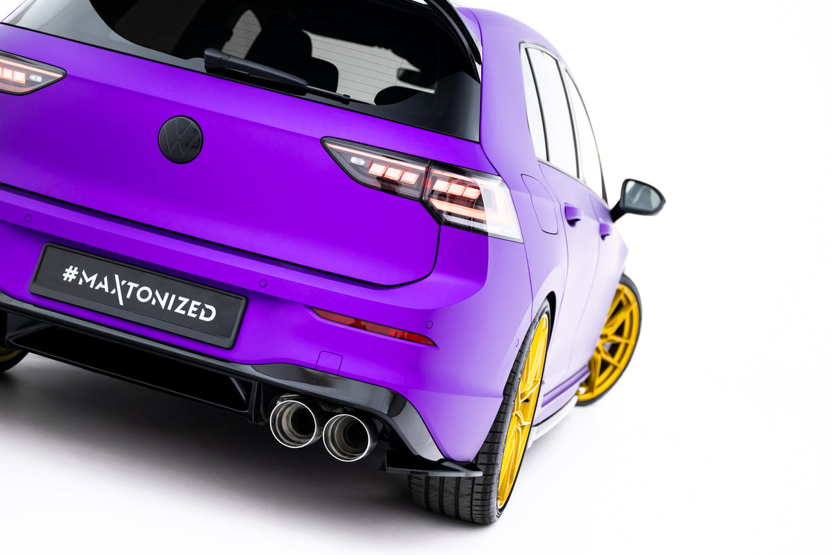 Sideflaps bak V.8 for VW Golf 8 R Facelift sett skrått bakfra