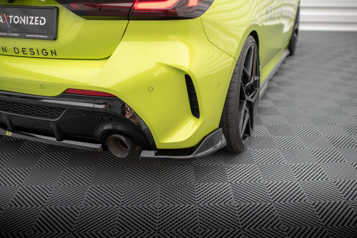 Bakre sideflaps V.9 fra M-Maxton montert på BMW 1 F40 M-Pakke – sett bakfra