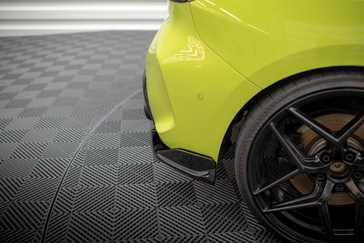 BMW 1 Serie F40 med bakre sideflaps V.9 i svart ABS-plast – sidevinkel