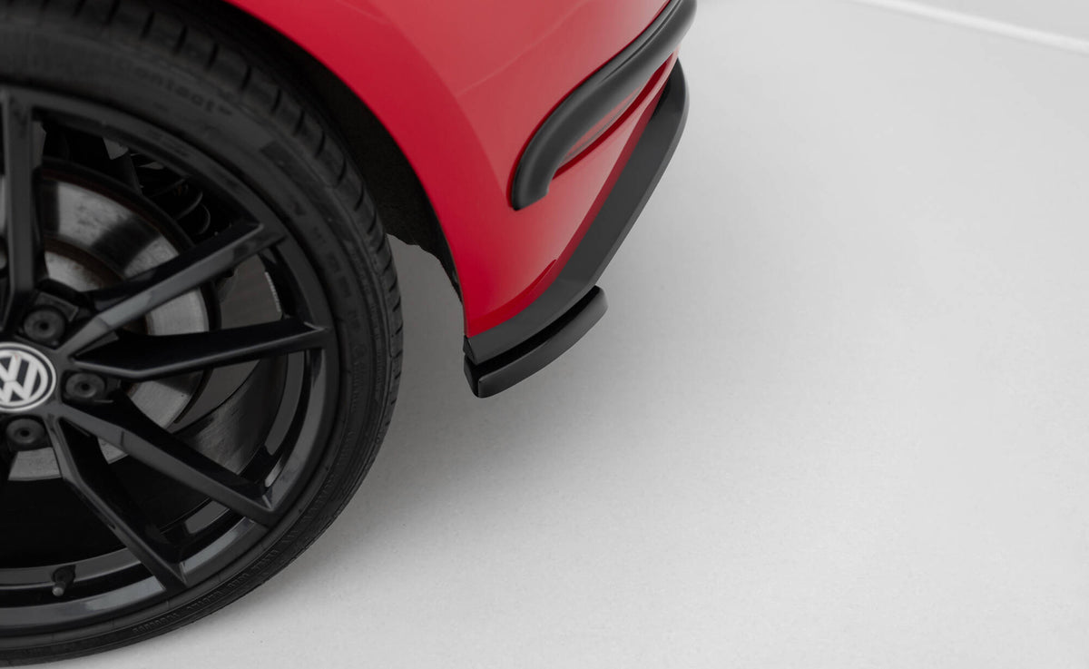 Bakre sidesplittere fra Maxton Design montert på VW Golf R-Line, sett fra siden