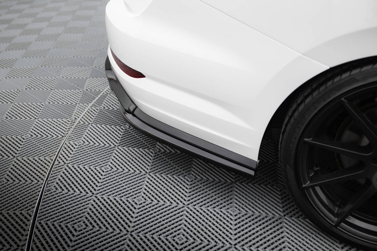 Nærbilde av sidesplitter bak i Gloss Black til VW Jetta GLI Mk7