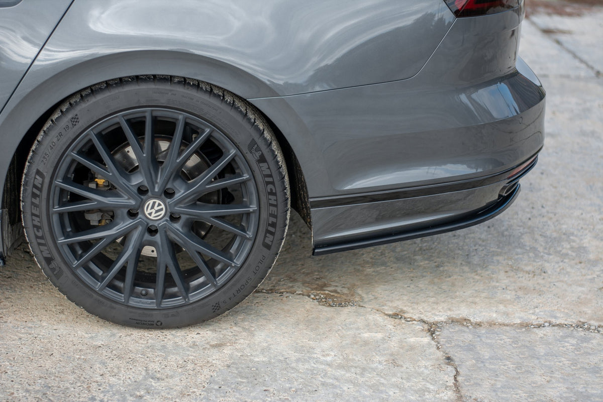 Komplett sett med venstre og høyre sideflap for Passat R-Line B8 sett ovenfra