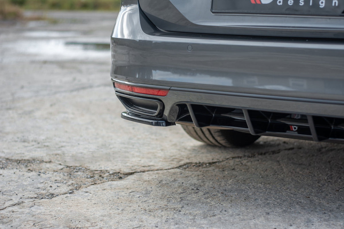 Bakre sidesplitter for VW Passat B8 R-Line vist fra skrå vinkel