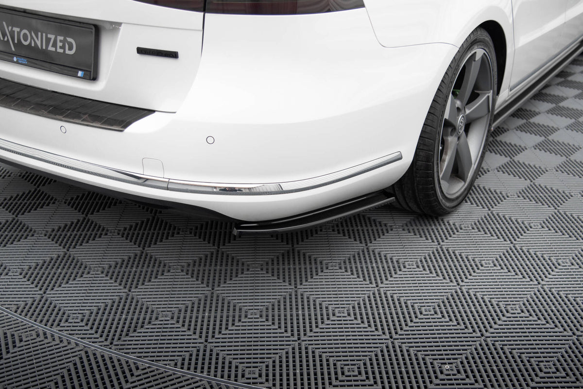 Bakre sideflaps til VW Passat Variant B7 sett forfra i sortlakkert ABS-plast