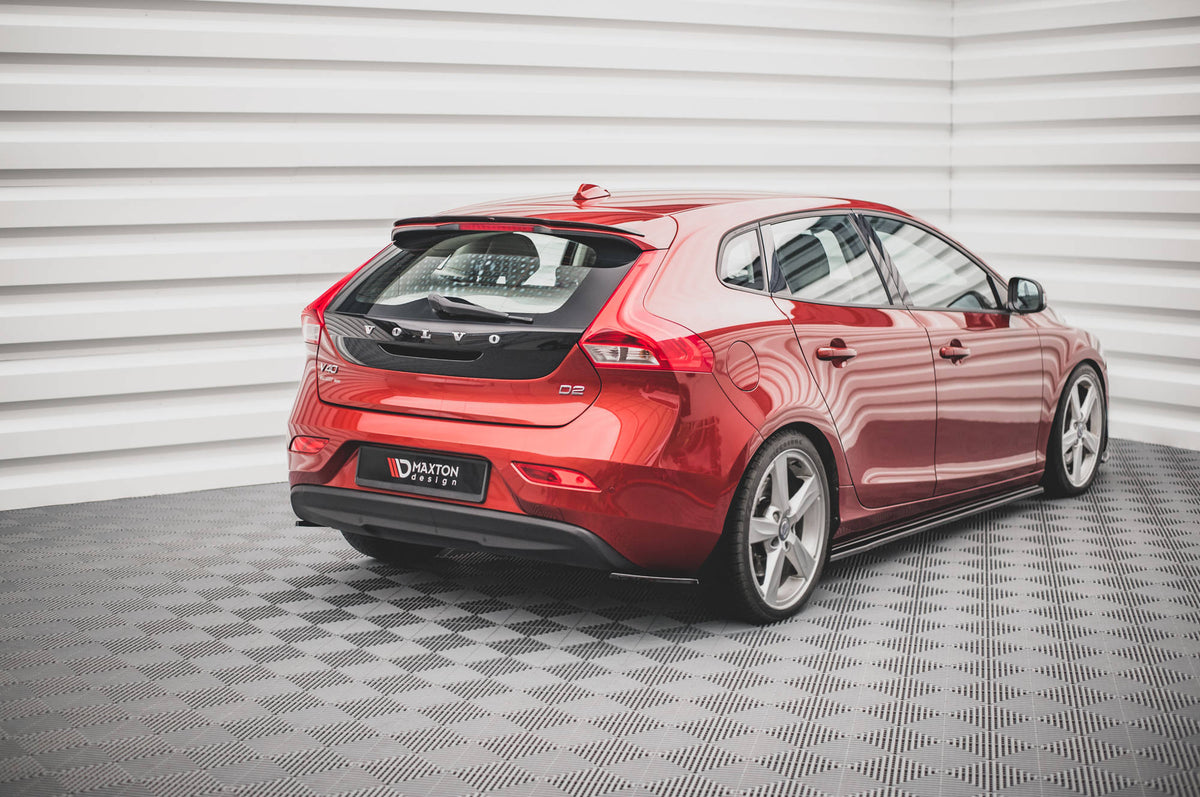 Bakre sidesplitter for Volvo V40 montert på bil sett fra skrå vinkel