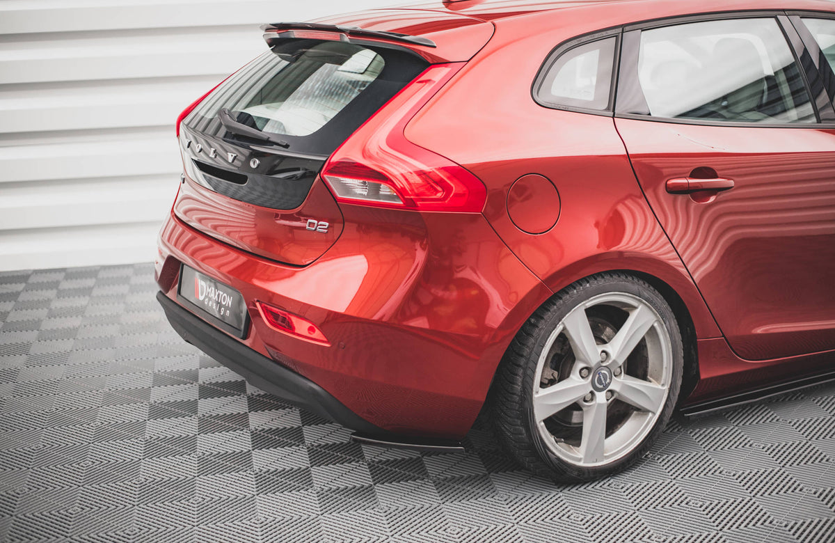 Sideflaps bak til Volvo V40 i svart ABS-plast vist ovenfra