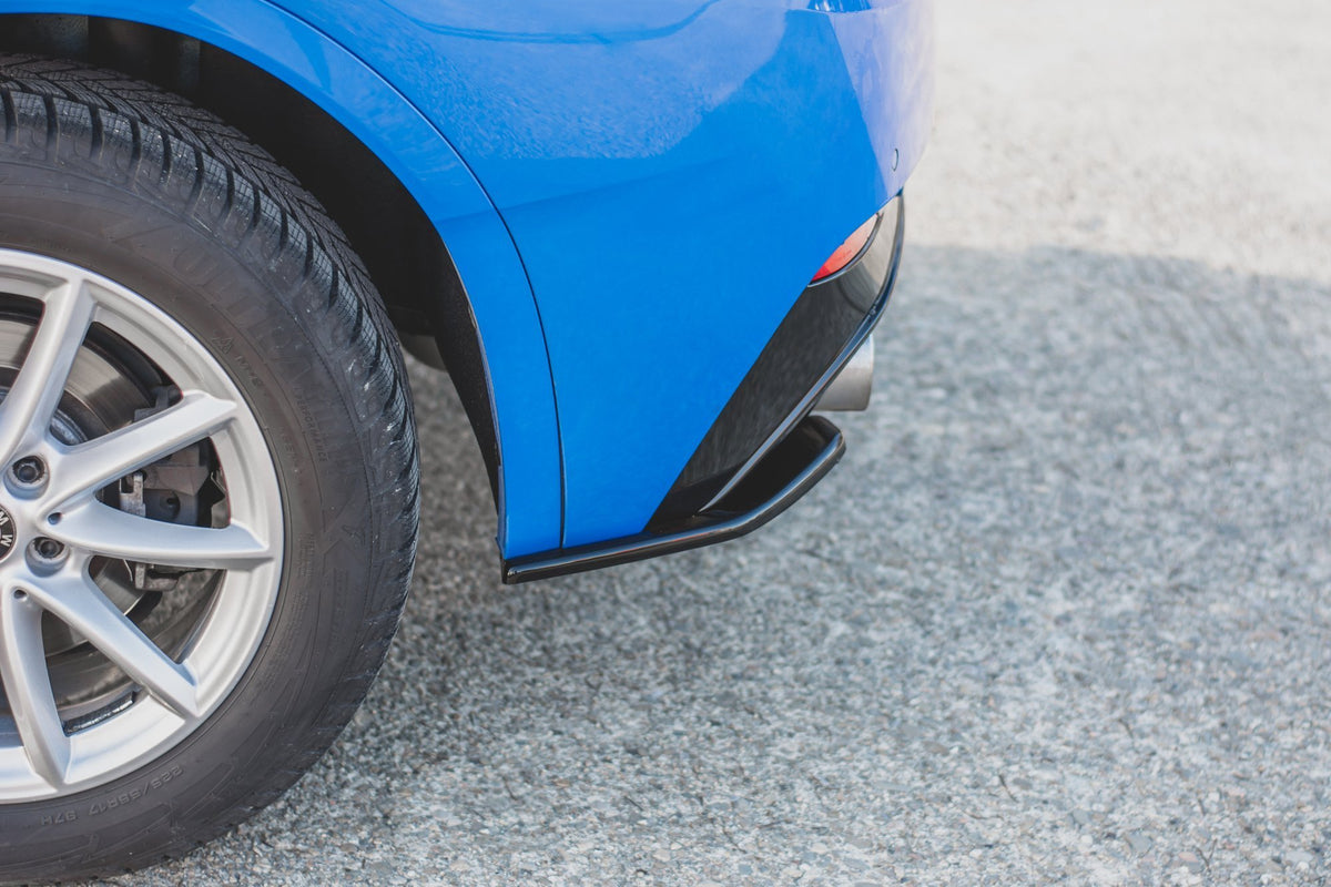 Sideflaps bak BMW X2 F39 – sett bakfra på hvit bil