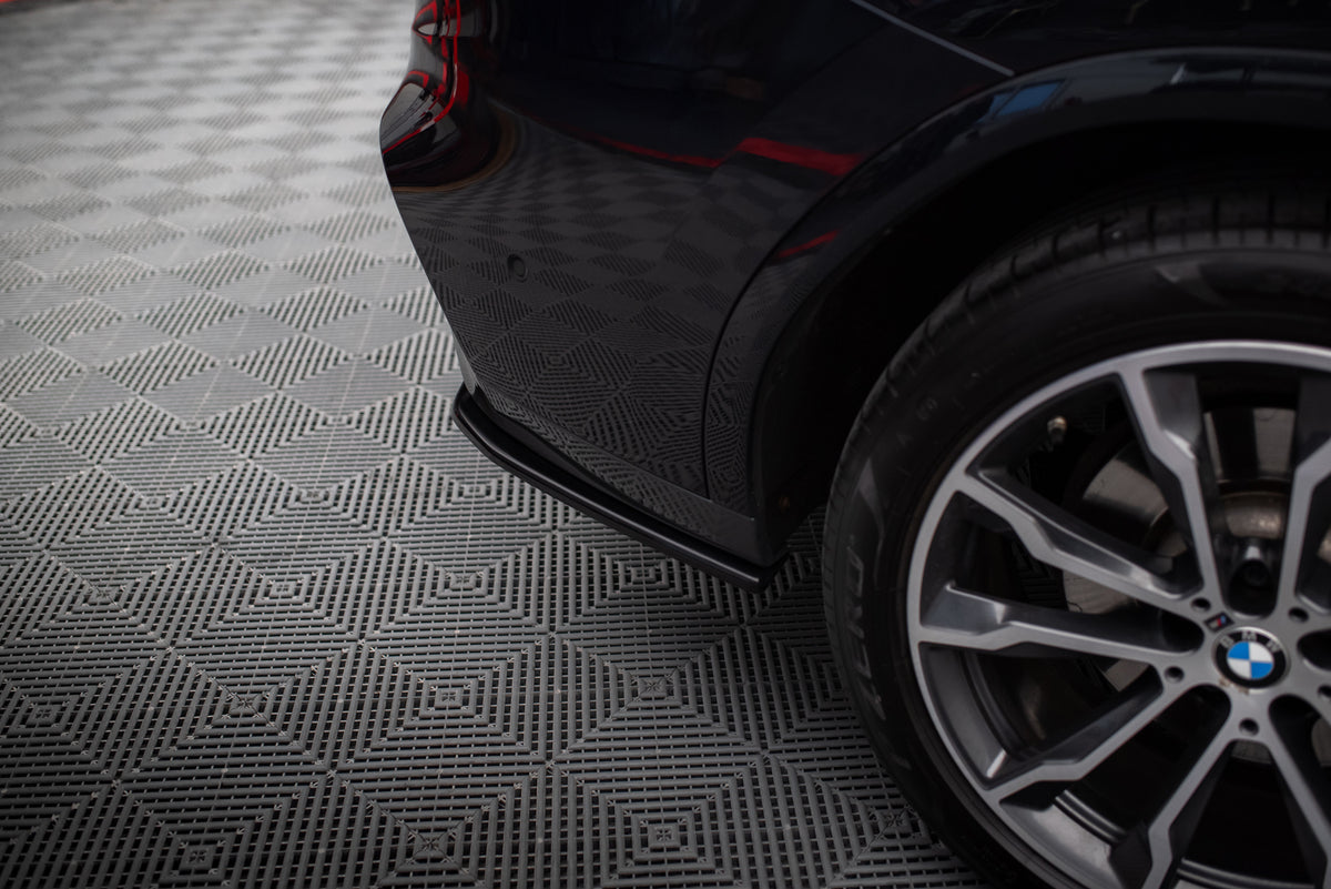 Sideflaps Bak BMW X4 M40I G02 i matt svart finish, nærbilde