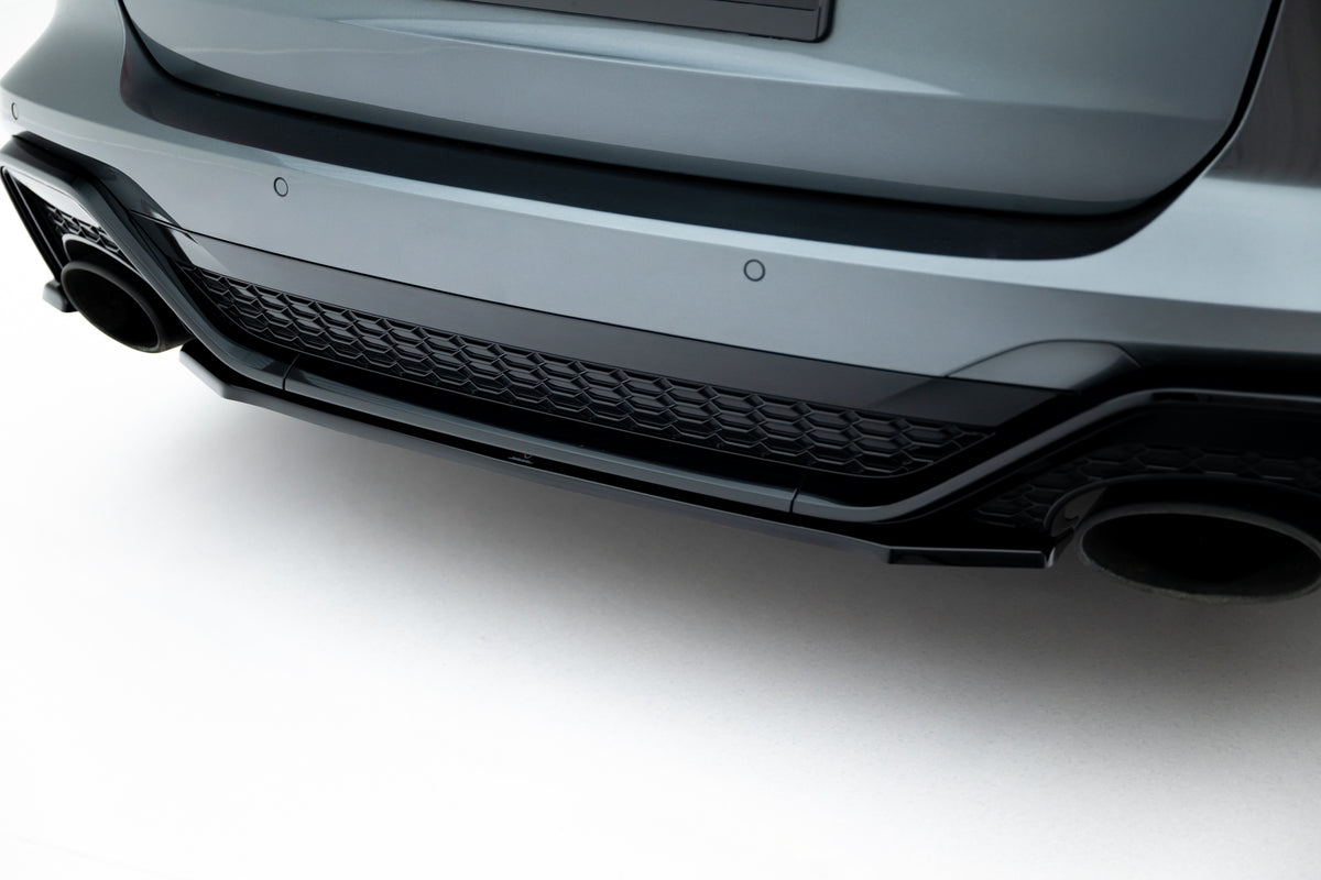 Nærbilde av baksplitter for Audi RS6 C8 med blank sort overflate