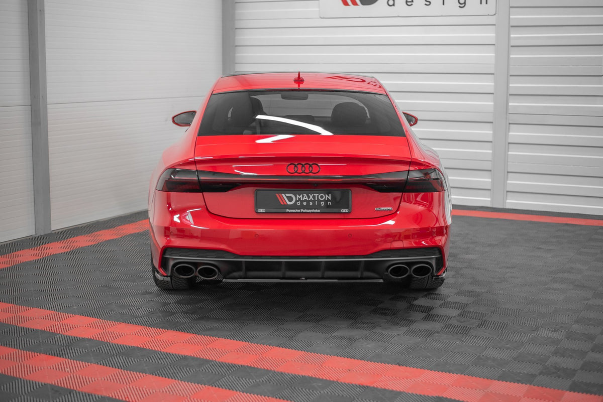 Bakre diffuser for Audi S7 C8 i nærbilde med strukturert svart overflate