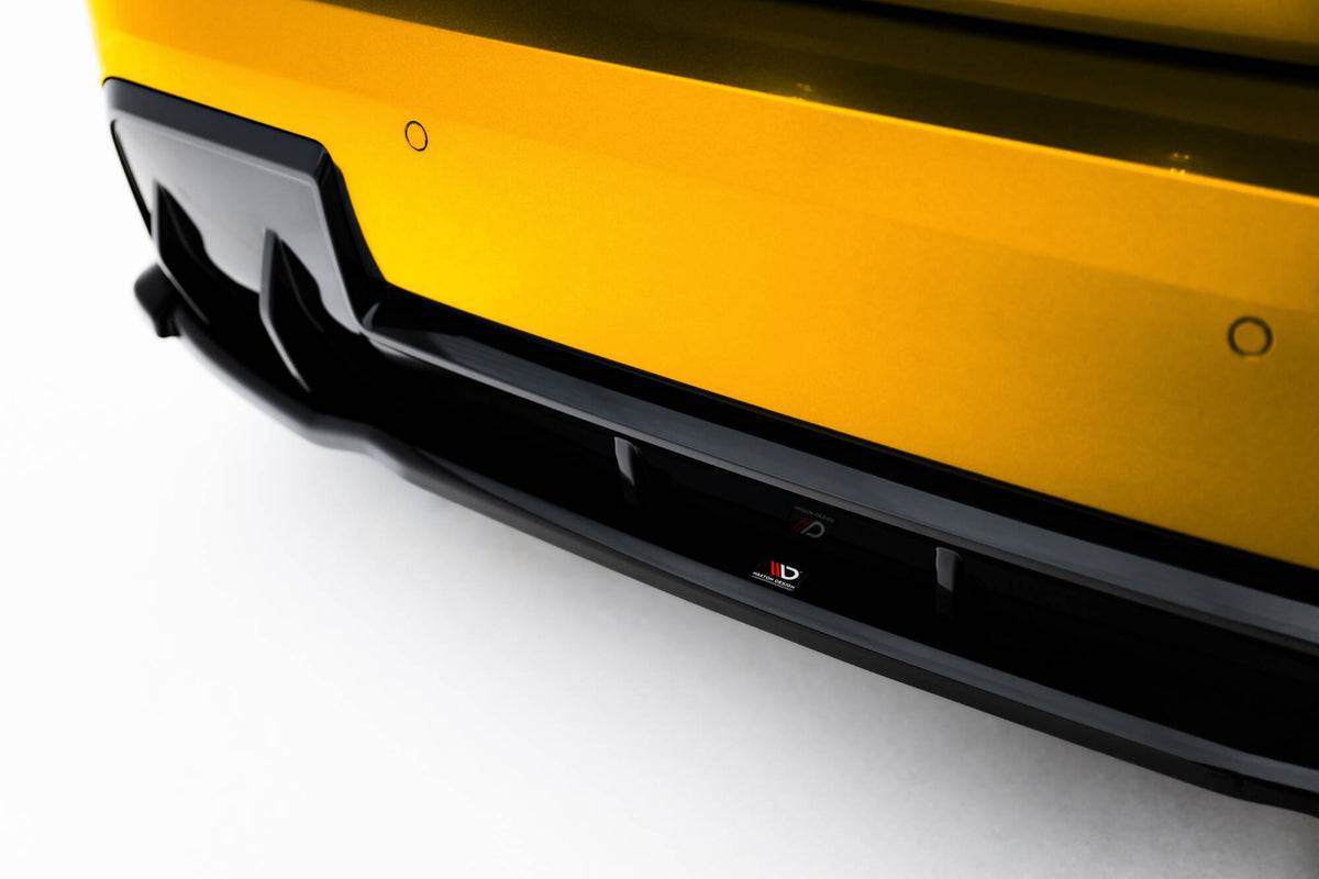 Nærbilde av hvit kontraststripe på bakdiffuser til BMW F70 1-serie 2024
