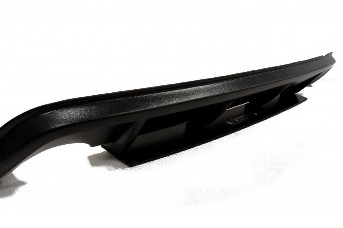 Nærbilde av diffuser Ford Focus ST MK2 som viser ABS-overflate og linjer