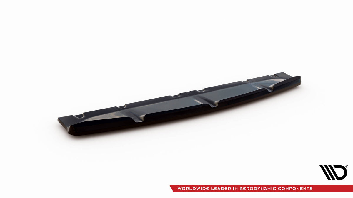 Maxton diffuser BMW 1 F40 montert – vinklet bakperspektiv