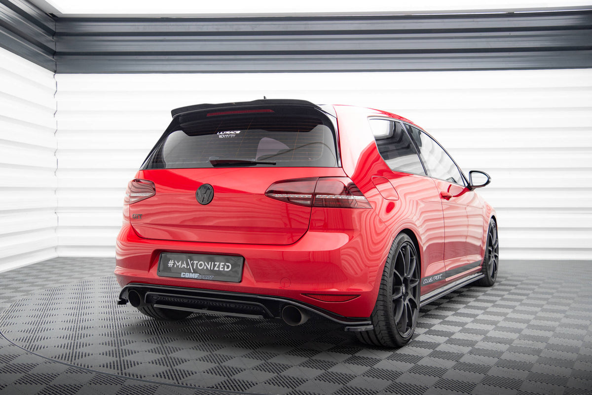 Bakre diffuser fra Maxton Design til VW Golf MK7 GTI Clubsport med hvit stripe, sett bakfra