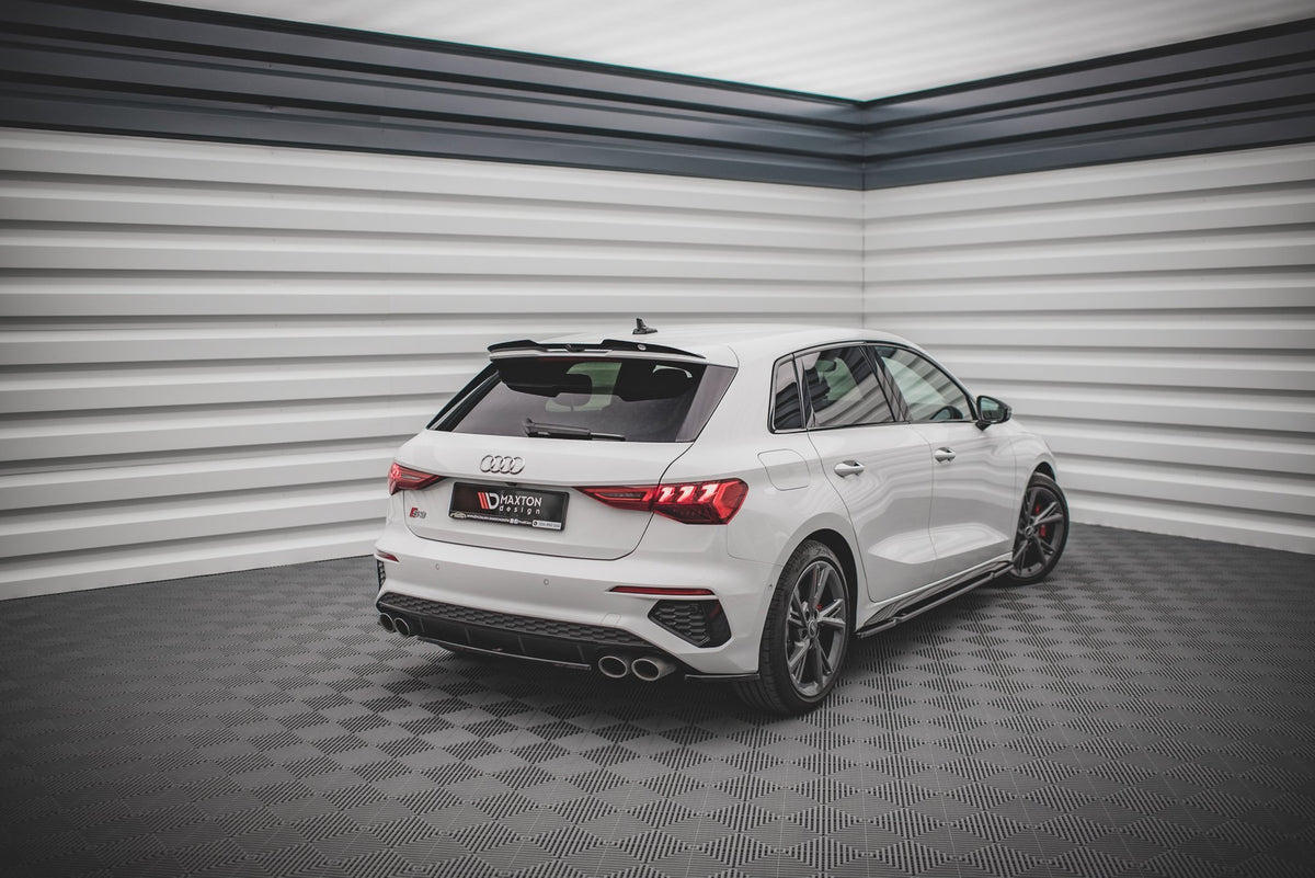 Nærbilde av bakre diffuser tilpasset Audi S3 8Y Sportback med integrerte luftkanaler