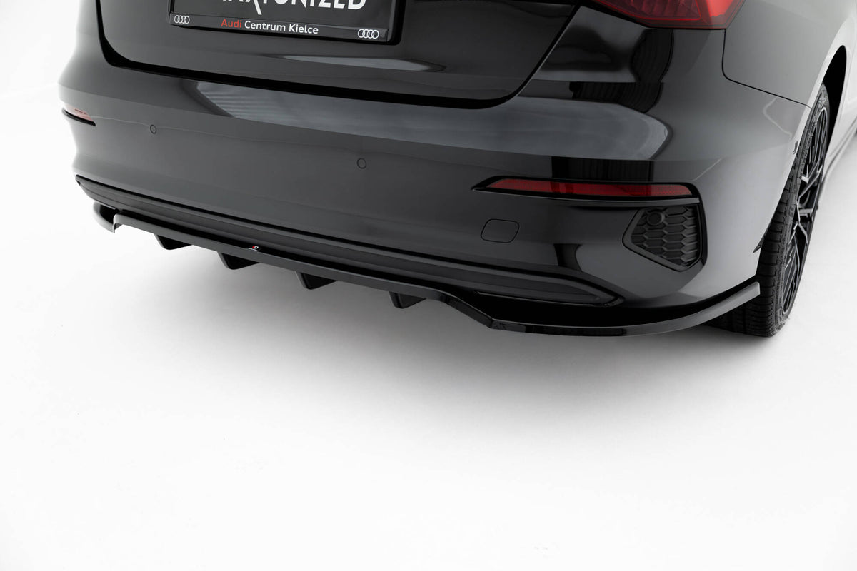 Diffuser med hvit stripe montert på Audi A3 Sedan 8Y for et sporty bakparti